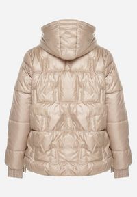 Born2be - Ciemnobeżowa Pikowana Kurtka z Odpinanym Kapturem Wydłużonym Tyłem i Ściągaczami Zinonia. Okazja: na co dzień. Kolor: beżowy. Materiał: wełna, skóra, jeans. Sezon: zima, jesień. Styl: casual, elegancki #5