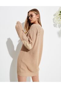 SER.O.YA - Oversizowy sweter Devin. Okazja: na co dzień. Kolor: beżowy. Materiał: wełna, bawełna. Długość rękawa: długi rękaw. Długość: długie. Wzór: aplikacja. Styl: casual #2