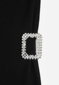 Born2be - Czarna Sukienka z Wiskozą Usztywnioną Linią Ramion i Cyrkoniową Broszką Iolope. Okazja: na komunię. Kolor: czarny. Materiał: wiskoza. Styl: elegancki #5
