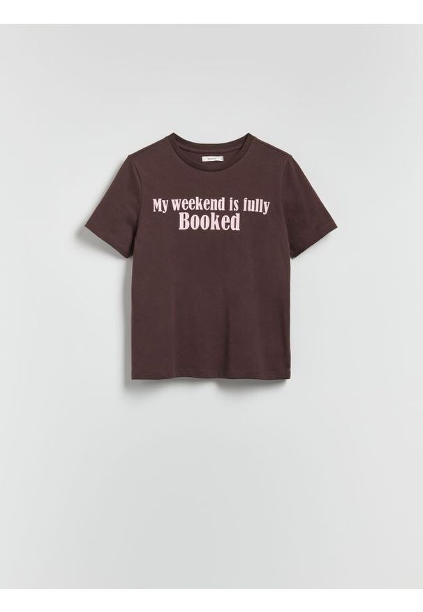 Reserved - Bawełniany t-shirt z napisem - ciemnobrązowy. Kolor: brązowy. Materiał: bawełna. Wzór: napisy