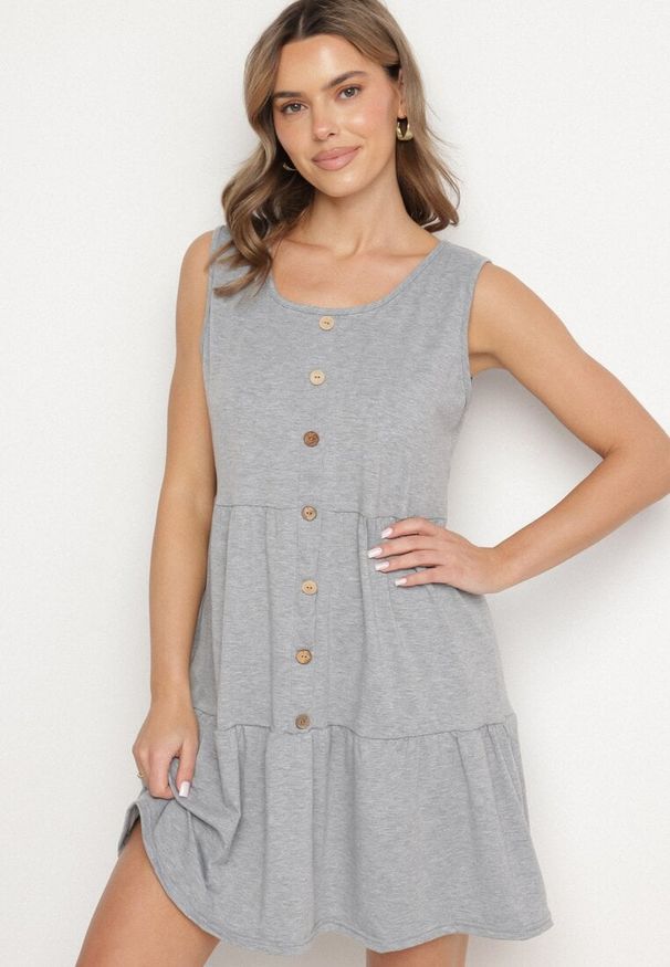 Born2be - Szara Sukienka o Rozkloszowanym Kroju na Szerokich Ramiączkach z Guzikami Saniella. Okazja: na co dzień. Kolor: szary. Długość rękawa: na ramiączkach. Typ sukienki: rozkloszowane. Styl: klasyczny, casual, elegancki