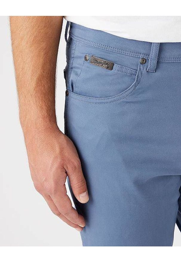 Wrangler - WRANGLER TEXAS SLIM MĘSKIE SPODNIE MATERIAŁOWE BLUE MIRAGE W12SEAXOD 112145793. Materiał: materiał