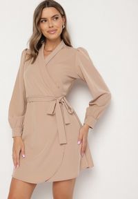 Born2be - Beżowa Kopertowa Sukienka Ozdobiona Paskiem Nalimera. Kolor: beżowy. Wzór: aplikacja. Typ sukienki: kopertowe. Styl: klasyczny, elegancki