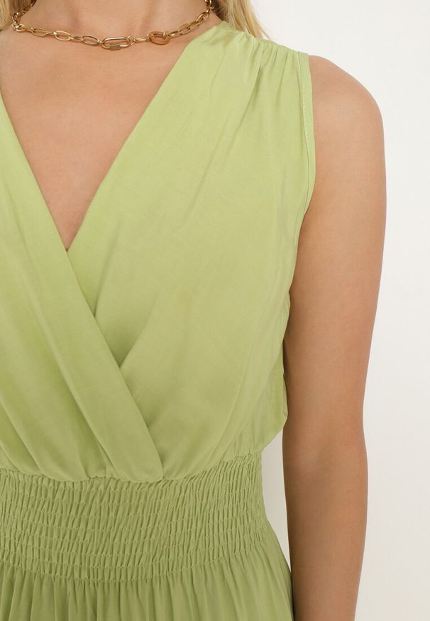 Born2be - Zielona Wiskozowa Sukienka z Kopertowym Dekoltem i Gumkami w Talii Joridia. Okazja: na co dzień. Typ kołnierza: dekolt kopertowy. Kolor: zielony. Materiał: wiskoza. Długość rękawa: na ramiączkach. Typ sukienki: kopertowe. Styl: casual, wizytowy