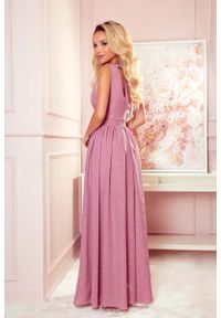 Numoco - Maxi Sukienka z Wiązanym wycięciem na Plecach - Różowa. Kolor: różowy. Materiał: poliester, elastan. Długość: maxi