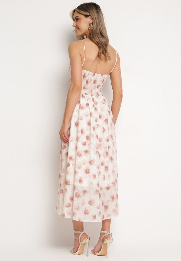 Born2be - Różowo-Beżowa Rozkloszowana Sukienka w Florystyczny Print z Chokerem Różą Jomeria. Okazja: na co dzień. Typ kołnierza: dekolt w kształcie V. Kolor: różowy. Długość rękawa: krótki rękaw. Wzór: nadruk. Styl: casual