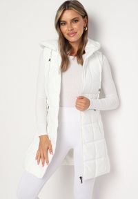 Born2be - Biała Pikowana Kamizelka z Odpinanym Kapturem i Kieszeniami na Suwak Anoria. Okazja: na co dzień. Kolor: biały. Materiał: jeans. Wzór: aplikacja. Styl: casual, klasyczny