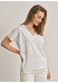 Ochnik - Biały T-shirt damski z cekinami. Typ kołnierza: dekolt w serek. Kolor: biały. Materiał: bawełna. Długość rękawa: krótki rękaw. Długość: krótkie. Wzór: aplikacja #1