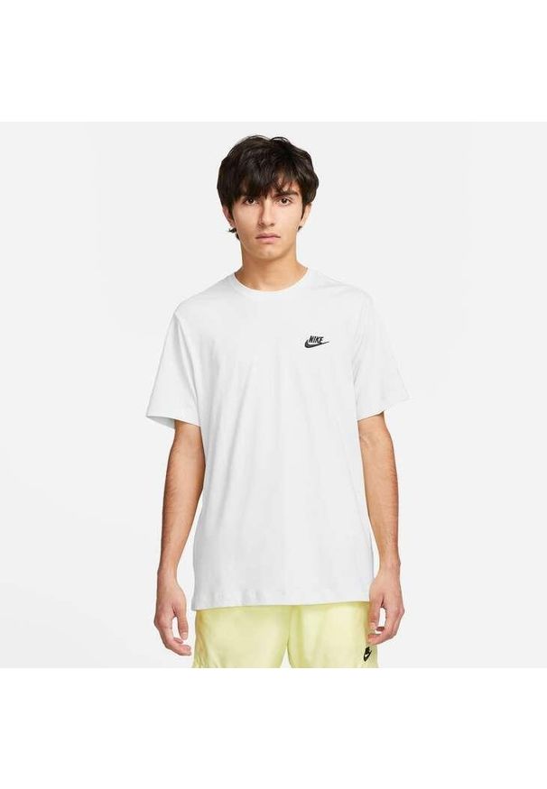 Koszulka sportowa męska Nike Club Tee. Kolor: biały. Długość rękawa: krótki rękaw. Długość: krótkie
