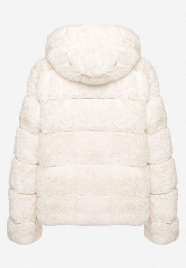 Born2be - Jasnobeżowa Kurtka Futrzana z Pikowaniem z Nieodpinanym Kapturem i Kieszeniami Sovinka. Okazja: na co dzień. Kolekcja: plus size. Kolor: beżowy. Materiał: futro. Długość rękawa: długi rękaw. Długość: długie. Sezon: zima. Styl: casual, elegancki