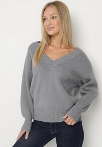 Born2be - Szary Sweter z Kaszmirem z Dekoltem w Serek Plenae. Okazja: na co dzień. Typ kołnierza: dekolt w serek. Kolor: szary. Materiał: kaszmir. Styl: elegancki, casual, klasyczny