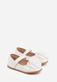 Born2be - Białe Lakierowane Balerinki z Paskiem na Rzep i Różą 3D Zelagia. Okazja: na uczelnię. Zapięcie: rzepy. Kolor: biały. Materiał: lakier #4