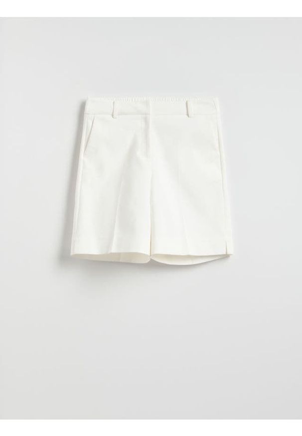 Reserved - Szorty z kantem - biały. Kolor: biały. Materiał: tkanina, bawełna