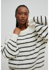 Marsala - Sweter oversize z bufiastym rękawem w BIAŁO-CZARNE paski - RIVERO-UNI. Okazja: na co dzień. Kolor: biały, wielokolorowy, czarny. Materiał: wełna, akryl. Wzór: paski. Sezon: wiosna, lato, jesień, zima. Styl: casual, klasyczny #1