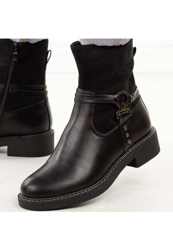 Czarne płaskie botki damskie M.Daszyński Sa252-12. Okazja: na co dzień, na spacer. Kolor: czarny. Szerokość cholewki: normalna. Wzór: aplikacja. Materiał: skóra, zamsz. Sezon: zima, jesień. Obcas: na obcasie. Styl: klasyczny, casual, elegancki. Wysokość obcasa: niski