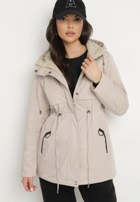Born2be - Beżowa Kurtka Parka Dwustronna Korilea. Okazja: na co dzień. Kolor: beżowy. Wzór: gładki. Styl: klasyczny, casual, elegancki #1