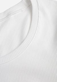 Born2be - Biały Prążkowany T-shirt Ozdobiony po Bokach Marszczeniem Nedisa. Okazja: na co dzień. Kolor: biały. Materiał: prążkowany. Wzór: aplikacja. Styl: casual #6