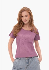 Volcano - Fioletowy t-shirt z nadrukiem T-PEPI. Okazja: na co dzień. Kolor: fioletowy. Materiał: materiał, elastan, bawełna. Długość: krótkie. Wzór: nadruk. Styl: klasyczny, casual