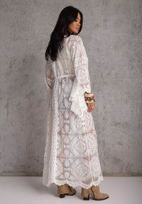 Renee - Biały Ażurowy Kardigan Narzutka z Materiałowym Paskiem Chrisselle. Okazja: na co dzień. Typ kołnierza: dekolt w łódkę. Kolor: biały. Materiał: materiał. Długość rękawa: długi rękaw. Długość: długie. Wzór: ażurowy. Styl: casual, elegancki #2