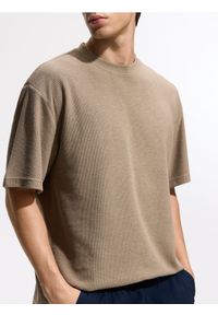 Reserved - Strukturalny t-shirt relaxed fit - brązowy. Kolor: brązowy. Materiał: bawełna, dzianina