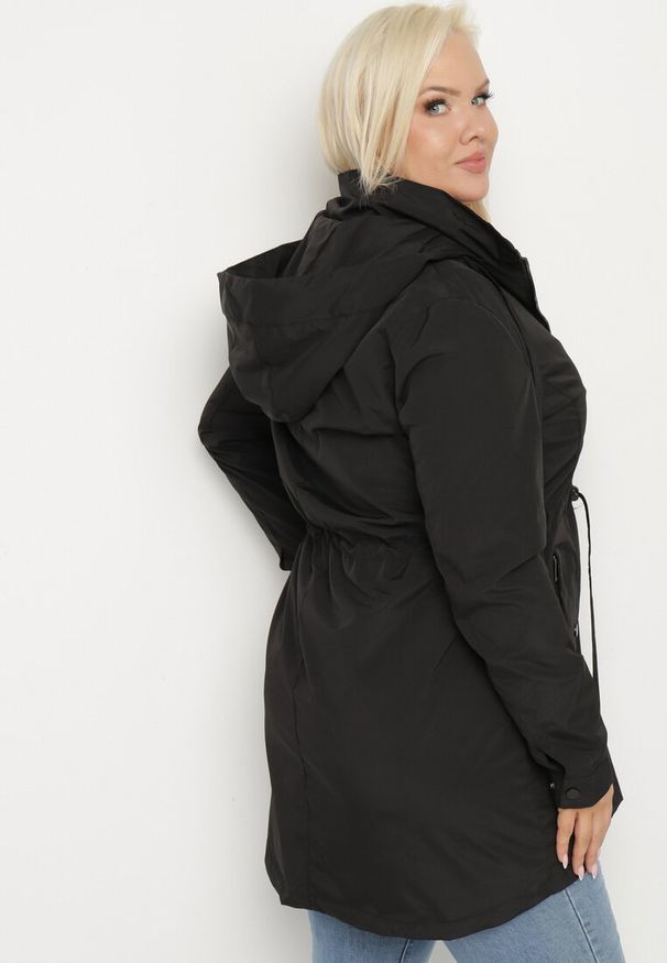 Born2be - Czarna Kurtka Parka z Odpinanym Kapturem Delavin. Okazja: na co dzień. Kolekcja: plus size. Kolor: czarny. Materiał: jeans. Styl: klasyczny, elegancki, casual