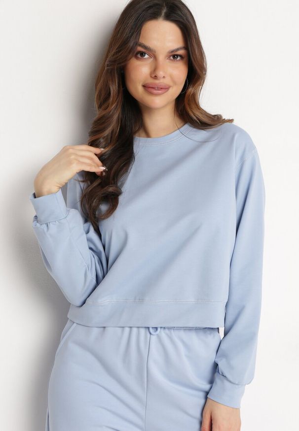 Born2be - Jasnoniebieska Bawełniana Bluza Oversize o Krótszym Kroju Vesperana. Kolor: niebieski. Materiał: bawełna. Długość: krótkie