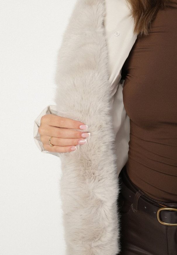 Born2be - Biała Pikowana Kurtka z Futerkowym Obszyciem i Paskiem Samiria. Okazja: do pracy, na co dzień, na spotkanie biznesowe. Kolor: biały. Materiał: dzianina, jeans, futro, poliester. Styl: casual, klasyczny, biznesowy