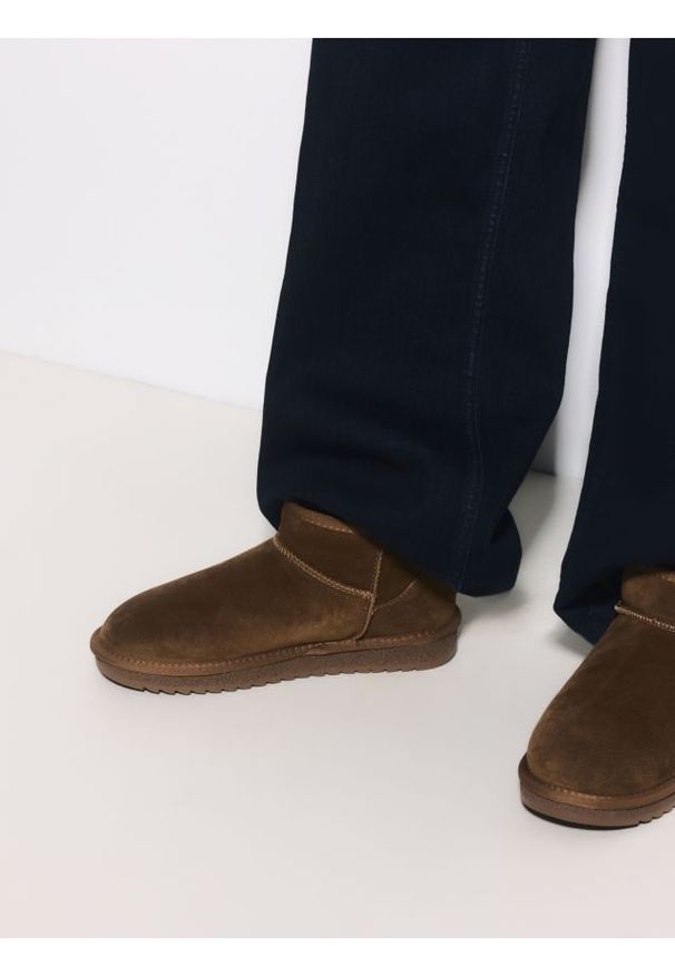 Reserved - Zamszowe śniegowce - beżowy. Kolor: beżowy. Materiał: zamsz