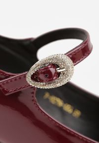 Born2be - Bordowe Czółenka na Szpilce z Ozdobnym Paskiem Romilira. Okazja: do pracy, na spotkanie biznesowe. Nosek buta: szpiczasty. Zapięcie: pasek. Kolor: czerwony. Materiał: jeans. Obcas: na szpilce. Styl: wizytowy, klasyczny, biznesowy #5