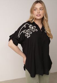Born2be - Czarna Nietoperzowa Koszula z Wiskozy z Haftem i Podpinanymi Rękawami Jilyla. Okazja: do pracy, na co dzień. Kolor: czarny. Materiał: wiskoza. Długość: długie. Wzór: haft. Styl: elegancki, casual #1
