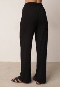 Born2be - Czarne Szerokie Spodnie z Prążkowanej Tkaniny z Wysokim Stanem Sarora. Okazja: na co dzień. Stan: podwyższony. Kolor: czarny. Materiał: tkanina, prążkowany. Wzór: prążki. Styl: casual #5