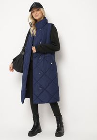 Born2be - Granatowa Pikowana Kamizelka o Długim Kroju ze Stójką i Kieszeniami Avatheia. Okazja: na co dzień. Typ kołnierza: kołnierzyk stójkowy. Kolor: niebieski. Materiał: jeans. Długość: długie. Wzór: aplikacja. Styl: elegancki, casual, klasyczny #5