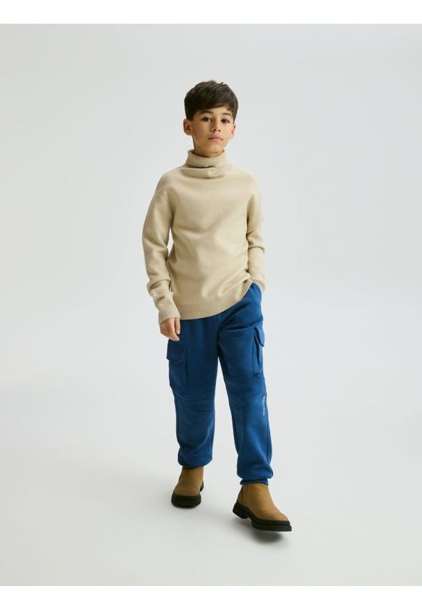 Reserved - Spodnie cargo - niebieski. Kolor: niebieski. Materiał: dzianina, bawełna