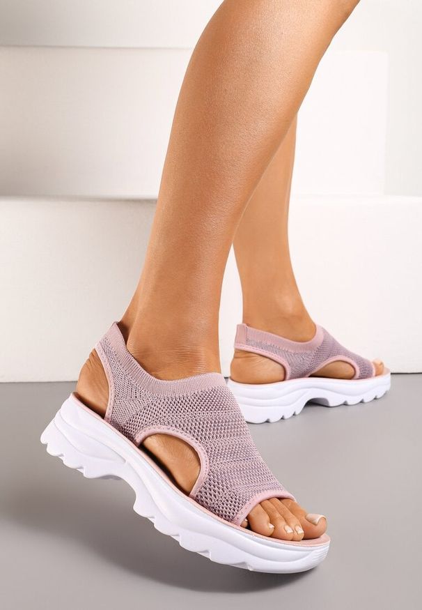 Born2be - Różowe Wsuwane Sandały na Grubej Podeszwie z Wycięciami i Elastyczną Cholewką Ampla. Zapięcie: bez zapięcia. Kolor: różowy. Styl: elegancki