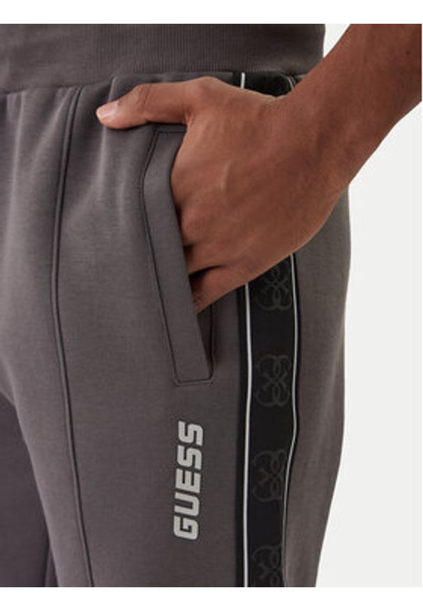 Guess Spodnie dresowe Z2YB09 KB3P2 Szary Regular Fit. Kolor: szary. Materiał: bawełna