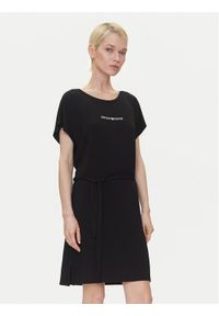 Emporio Armani Sukienka codzienna EW000783 AF12192 UC001 Czarny Regular Fit. Okazja: na co dzień. Kolor: czarny. Materiał: wiskoza. Typ sukienki: proste. Styl: casual