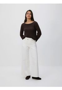 Reserved - Sweter z luźnym splotem - brązowy. Kolor: brązowy. Materiał: dzianina, bawełna. Wzór: ze splotem