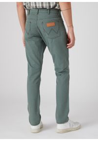 Wrangler - WRANGLER GREENSBORO MĘSKIE SPODNIE MATERIAŁOWE THYME W15QDRG37. Materiał: materiał #5