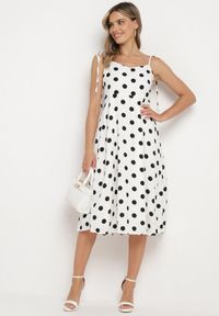 Born2be - Biała Sukienka na Wiązanych Ramiączkach w Kropki Vikiimae. Typ kołnierza: dekolt w kształcie V. Kolor: biały. Długość rękawa: na ramiączkach. Wzór: kropki #7