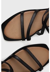 Wojas sandały skórzane damskie kolor czarny. Zapięcie: klamry. Kolor: czarny. Materiał: skóra. Wzór: gładki