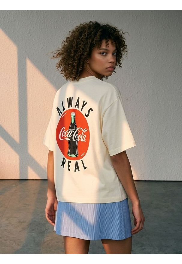 Sinsay - Bawełniana koszulka z nadrukiem na plecach Coca-Cola - żółty. Kolor: żółty. Materiał: bawełna. Wzór: nadruk