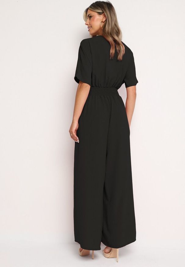 Born2be - Czarny Kopertowy Kombinezon z Gumką w Talii i Szerokimi Nogawkami Vimashea. Okazja: na co dzień. Kolor: czarny. Styl: elegancki, casual