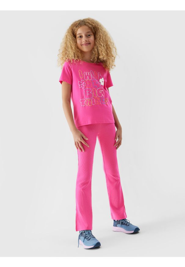4f - Spodnie dresowe z rozszerzanymi nogawkami dziewczęce. Okazja: na co dzień. Kolor: różowy. Materiał: dresówka. Styl: casual