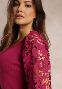 Renee - Fuksjowa Mini Dopasowana Sukienka ze Sweterkowej Dzianiny i Rękawami z Koronki Frankissa. Kolor: różowy. Materiał: dzianina, koronka. Wzór: koronka. Sezon: jesień, wiosna, zima. Długość: mini #5