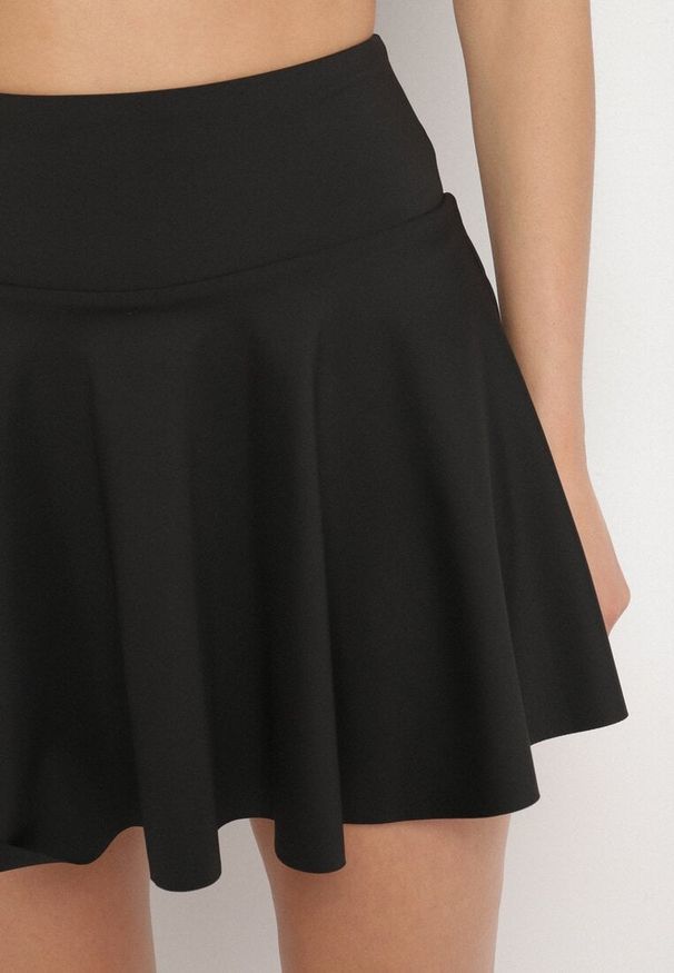 Born2be - Czarne Spódnico-Szorty z Wysokim Stanem Nerisane. Okazja: na co dzień. Stan: podwyższony. Kolor: czarny. Wzór: aplikacja. Styl: casual