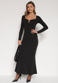 Born2be - Czarna Koktajlowa Sukienka z Wiskozą Ozdobiona Metalową Klamrą Refira. Okazja: na co dzień. Kolor: czarny. Materiał: wiskoza. Wzór: aplikacja. Typ sukienki: proste. Styl: wizytowy #4