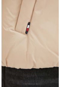 TOMMY HILFIGER - Tommy Hilfiger kurtka damska kolor beżowy zimowa. Kolor: beżowy. Materiał: syntetyk, poliester. Sezon: zima #3
