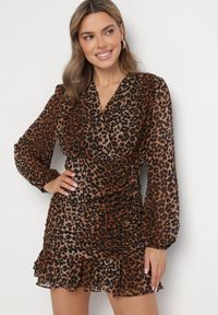 Born2be - Brązowa Kopertowa Sukienka w Panterkę z Marszczeniem i Falbanką Semiriael. Okazja: na co dzień. Typ kołnierza: dekolt w kształcie V, kołnierz z falbankami. Kolor: brązowy. Wzór: motyw zwierzęcy. Typ sukienki: kopertowe. Styl: casual, klasyczny, rockowy, elegancki #1