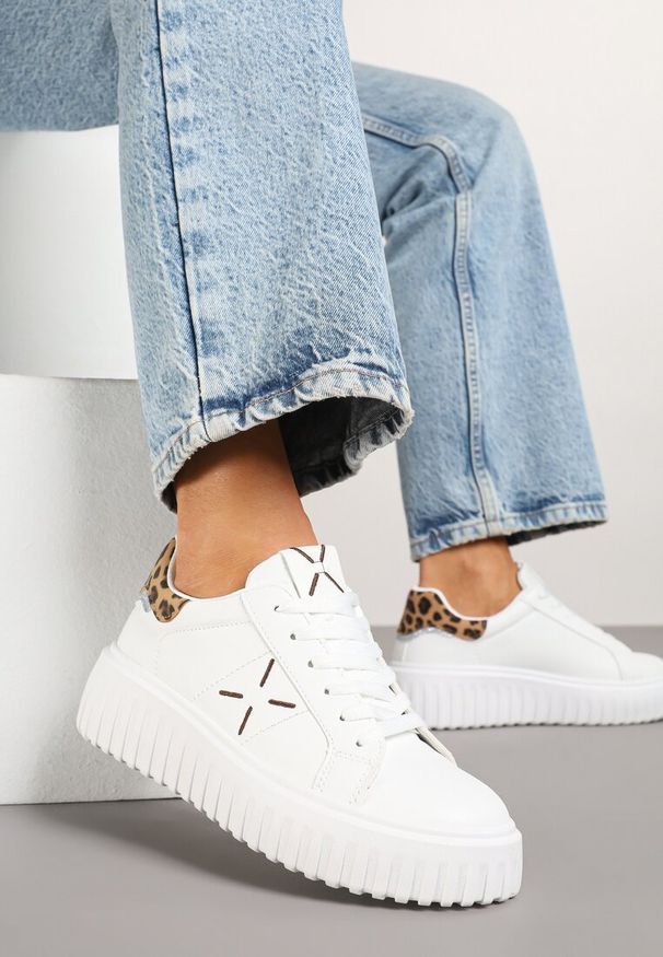 Born2be - Białe Panterkowe Sneakersy na Grubej Tłoczonej Podeszwie z Brokatem Nusandra. Okazja: na co dzień. Kolor: biały. Materiał: jeans. Wzór: aplikacja