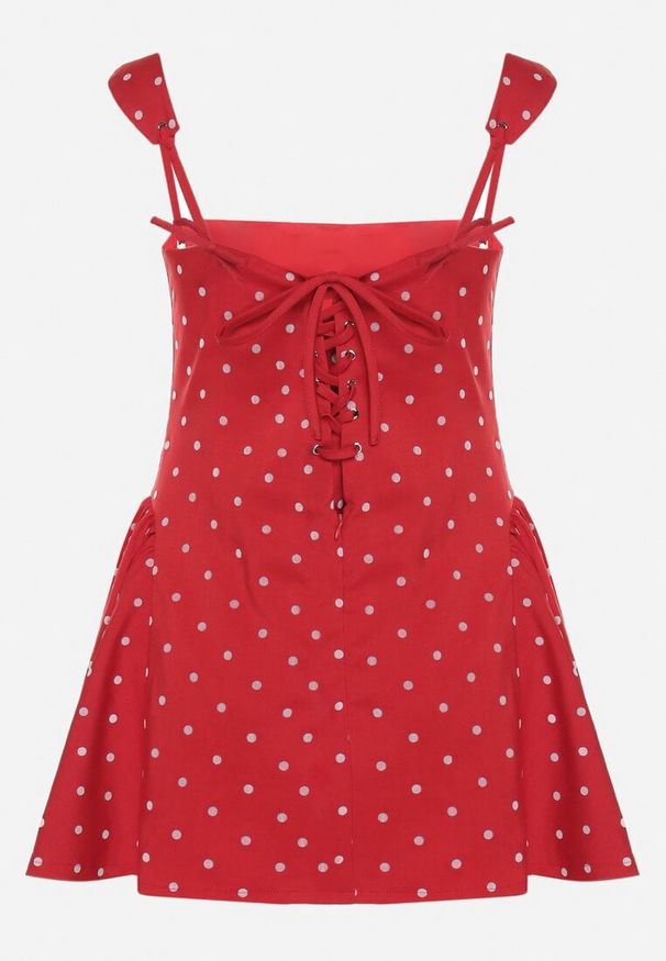 Born2be - Czerwona Sukienka Vices w Grochy o Rozkloszowanym Kroju z Wiązaniem na Ramiączkach Saririse. Okazja: na wesele, na ślub cywilny. Typ kołnierza: dekolt gorset, dekolt kwadratowy. Kolor: czerwony. Długość rękawa: na ramiączkach. Wzór: grochy. Typ sukienki: gorsetowe